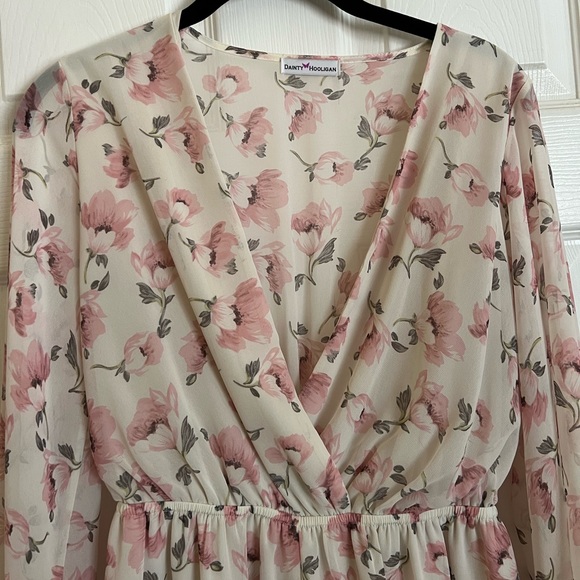 Neutral colored Floral Romper - Picture 12 of 16